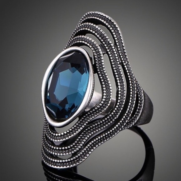 Farah Jewelry Jewelry - SZ 7 LEFT ⭐️ Vintage Antique Silver Bohemian Ring